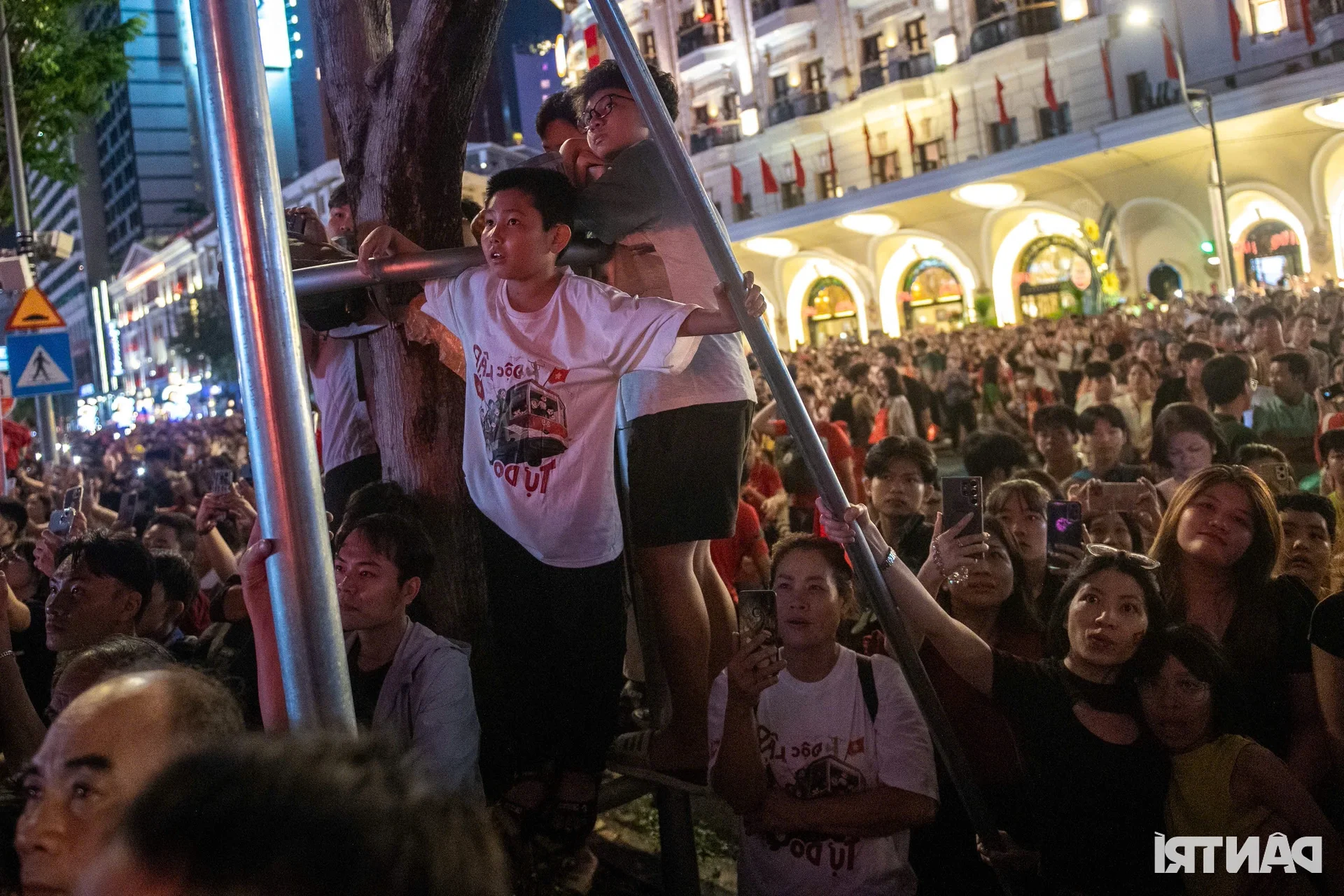Spectacular Fireworks Display Lights Up Ho Chi Minh City Sky for April 30