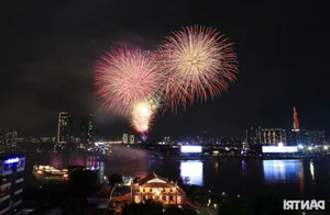 Spectacular Fireworks Display Lights Up Ho Chi Minh City Sky for April 30 - image 14