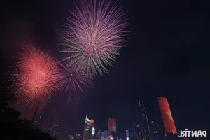 Spectacular Fireworks Display Lights Up Ho Chi Minh City Sky for April 30 - image 11