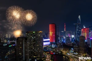 Spectacular Fireworks Display Lights Up Ho Chi Minh City Sky for April 30 - image 10