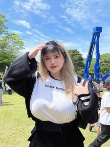 Hai Duong Influencer Goes Viral with Bold Tape Dress Fashion Trend - image 1