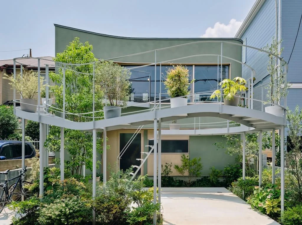 Modern Japanese Architecture: Kazari Garden House in Tokyo Featuring a Unique Curved Terrace and Light-Filled Minimalist Split-Level Interiors