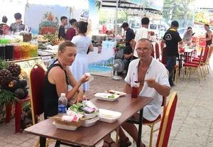Thousands of Tourists Brave the Rain in Khanh Hoa to Savor Traditional Three-Region Vietnamese Cuisine - image 2
