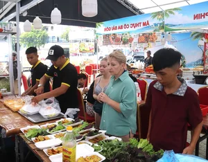 Thousands of Tourists Brave the Rain in Khanh Hoa to Savor Traditional Three-Region Vietnamese Cuisine - image 4