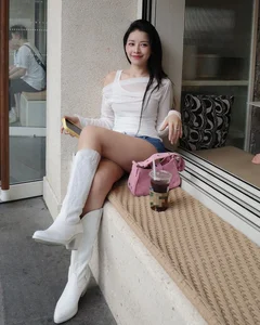 Style Like Chi Pu: Trendy Ways to Wear Boots for a Chic and Modern Look - image 4