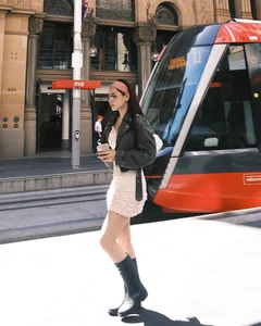 Style Like Chi Pu: Trendy Ways to Wear Boots for a Chic and Modern Look - image 1
