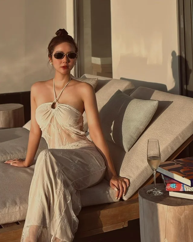 Huyen Lizzie Stuns Fans with Elegant Summer Bikini Looks and Inspiring Fitness Transformation