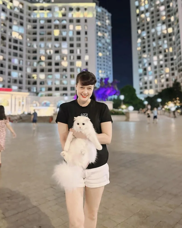 Celebrity Style: Mai Ngoc’s Bold Red Fashion and Chieu Xuan’s Elegant Ao Dai