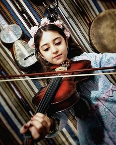Where is She Now? The Beautiful Girl Whose Father Quit His Job to Protect Her - image 1