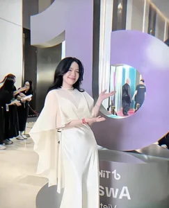 Stunning Vietnamese Beauty Captivates Millions with Elegant Street Style and Graceful Car Exit - image 4