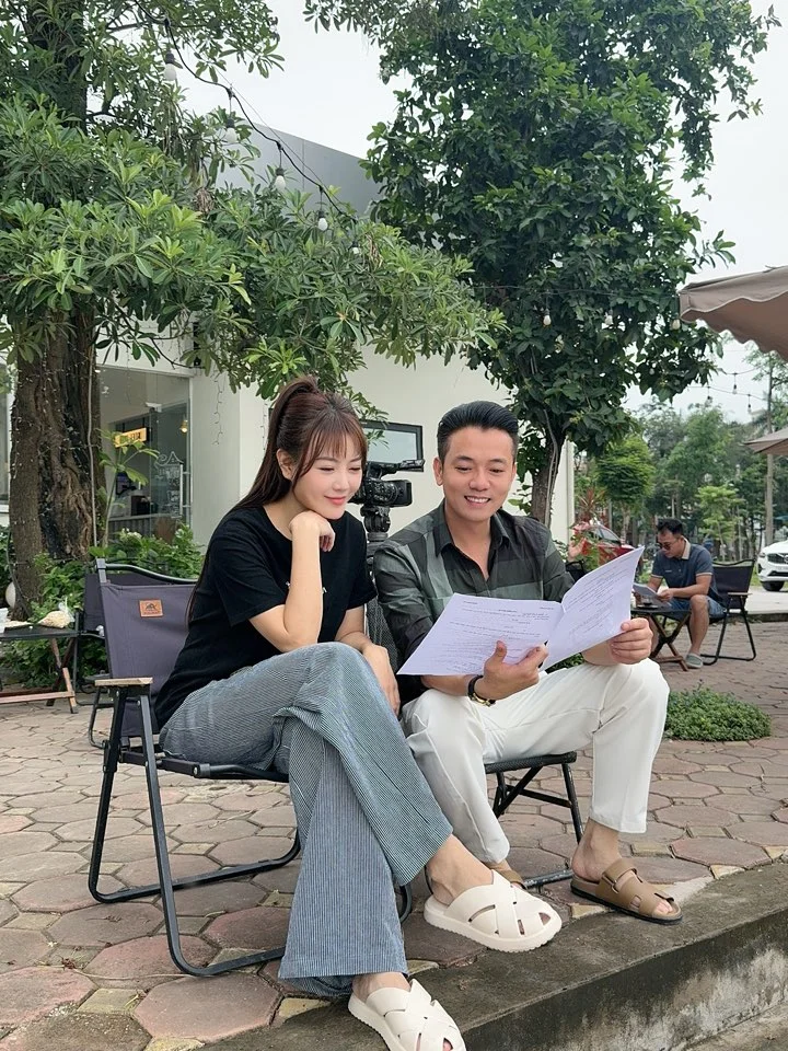 Actress Huong Giang Announces Marriage as 'Me Bien' Cast Celebrates