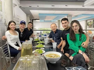 Dang Van Lam and Yen Xuan: A Public Romance Following the Goalkeeper's Success - image 1