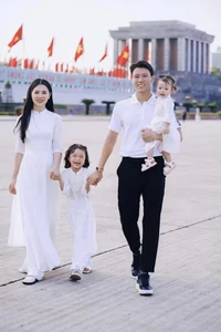 Elegant Style Secrets of the Vietnam National Team Captain's Wife - image 8