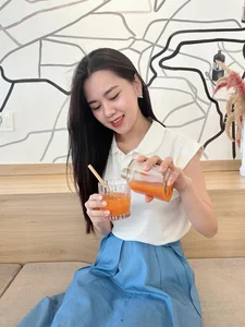 Elegant Style Secrets of the Vietnam National Team Captain's Wife - image 11