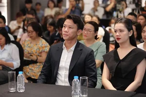 Elegant Style Secrets of the Vietnam National Team Captain's Wife - image 6
