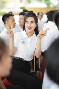 Elegant Style Secrets of the Vietnam National Team Captain's Wife - image 4