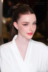 Jessie Vard Stuns in Ethereal White Dress: The Return of the Goddess of the Stream - image 9
