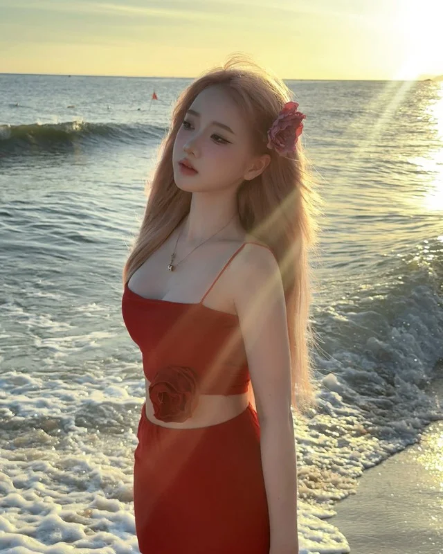 Tiktoker Dieu Linh Captivates with Goddess-Like Beachside Beauty and Style