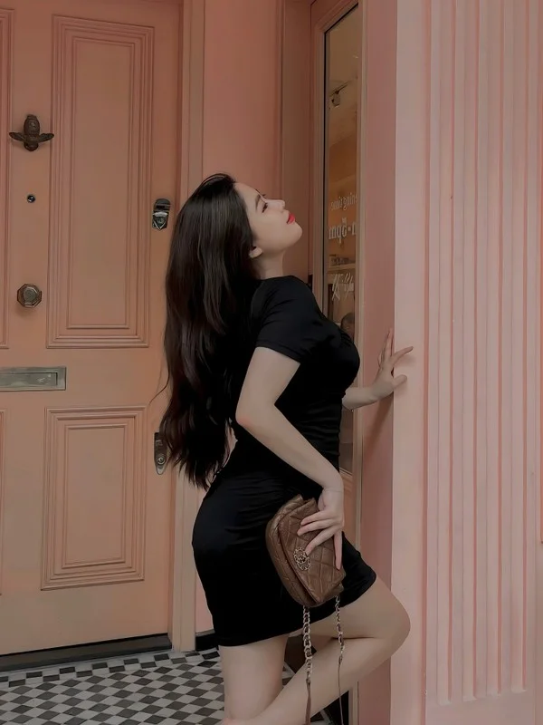 Confident and Curvy: The Inspiring Style and Beauty of Da Nang's Radiant Plus-Size Fashion Influencer
