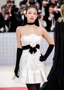 Bên Trong Văn Phòng Sang Trọng Của Chủ Tịch Jennie (BLACKPINK) Với Chiếc Sofa Gần 800 Triệu - image 9