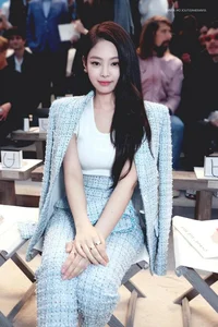 Bên Trong Văn Phòng Sang Trọng Của Chủ Tịch Jennie (BLACKPINK) Với Chiếc Sofa Gần 800 Triệu - image 5