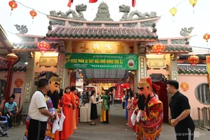 Cultural Spectacle: God of Wealth and Bao Cong Parades in Saigon - image 2