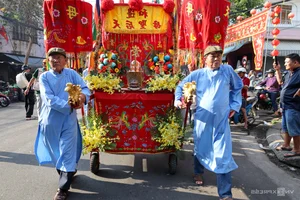 Cultural Spectacle: God of Wealth and Bao Cong Parades in Saigon - image 3