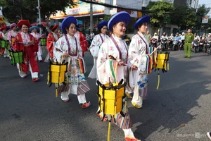 Cultural Spectacle: God of Wealth and Bao Cong Parades in Saigon - image 6