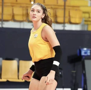 The Stunning Volleyball Beauty Queen Captivating Fans with Her Incredible Height and Talent - image 9