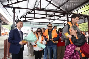 Ninh Binh Welcomes Tens of Thousands to Its Heritage Sites - image 5
