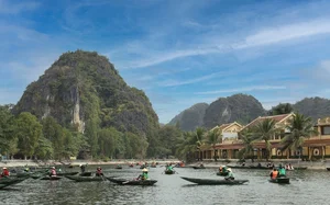 Ninh Binh Welcomes Tens of Thousands to Its Heritage Sites - image 6