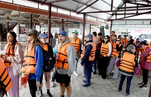 Ninh Binh Welcomes Tens of Thousands to Its Heritage Sites - image 2
