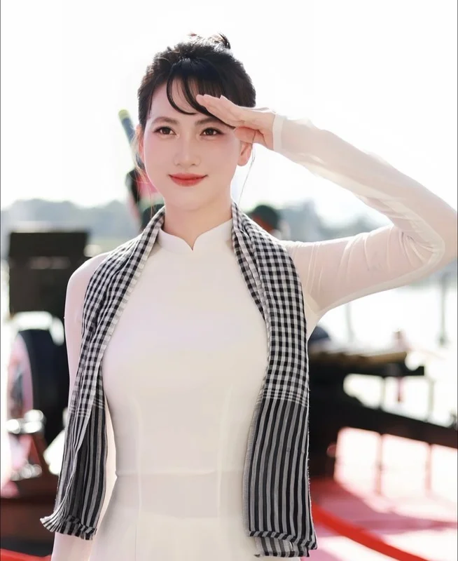 Elegant Vietnamese Beauty: Stunning Ao Dai Collections Celebrating National Spirit and Tradition
