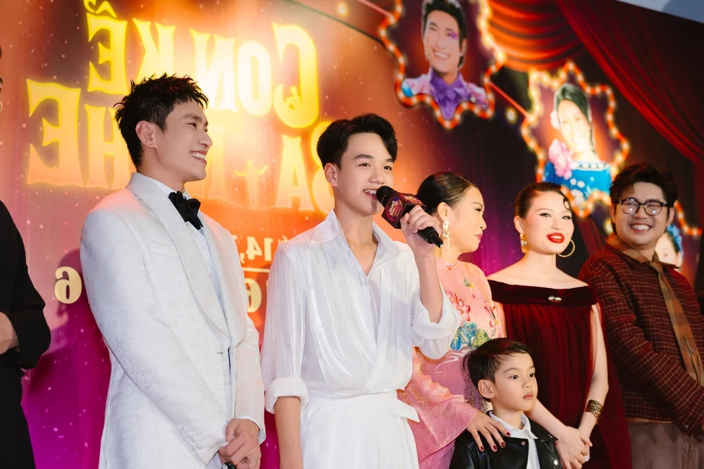 Vietnamese Stars Shine at the Emotional Red Carpet Premiere of Con Kể Ba Nghe
