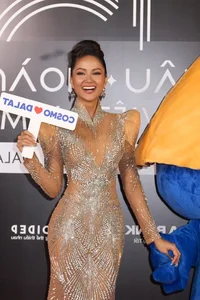 Stunning Beauties Flaunt Elegant Figures on Miss Cosmo Vietnam Red Carpet - image 1