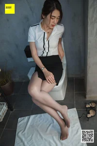Professional Elegance: Model Xi Ran in the Latest IESS Office-Themed Photo Series - image 27