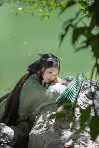 YiTuYu Vol.8832: Yi Ming's Poetic Grace by the Pond, Ancient Beauty in Nature - image 0