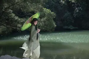 YiTuYu Vol.8832: Yi Ming's Poetic Grace by the Pond, Ancient Beauty in Nature - image 3