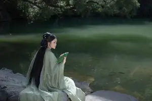 YiTuYu Vol.8832: Yi Ming's Poetic Grace by the Pond, Ancient Beauty in Nature - image 1