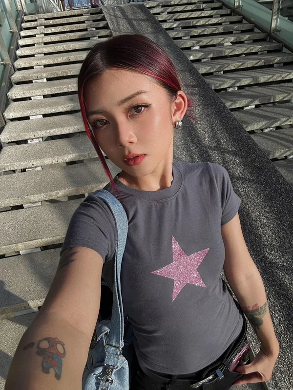 Chic and Edgy Style of Mesmerizing Tattooed Influencer