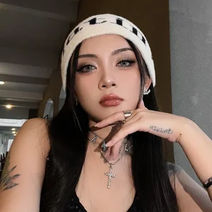 Chic and Edgy Style of Mesmerizing Tattooed Influencer - image 1