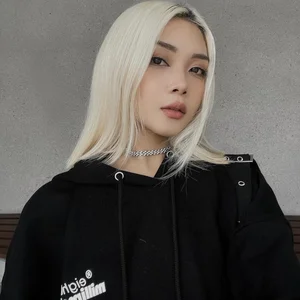 Chic and Edgy Style of Mesmerizing Tattooed Influencer - image 4