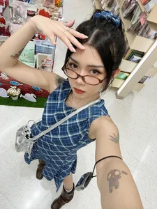 Chic and Edgy Style of Mesmerizing Tattooed Influencer - image 3