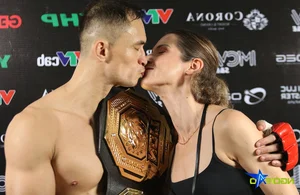 Vietnamese-Overseas Fighter Celebrates Lion Championship Victory with Sweet Kiss - image 4