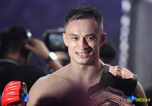 Vietnamese-Overseas Fighter Celebrates Lion Championship Victory with Sweet Kiss - image 7