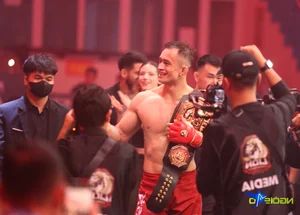 Vietnamese-Overseas Fighter Celebrates Lion Championship Victory with Sweet Kiss - image 1