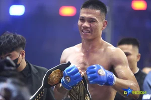 Vietnamese-Overseas Fighter Celebrates Lion Championship Victory with Sweet Kiss - image 2