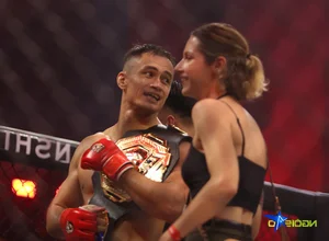 Vietnamese-Overseas Fighter Celebrates Lion Championship Victory with Sweet Kiss - image 5