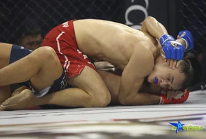 Vietnamese-Overseas Fighter Celebrates Lion Championship Victory with Sweet Kiss - image 0