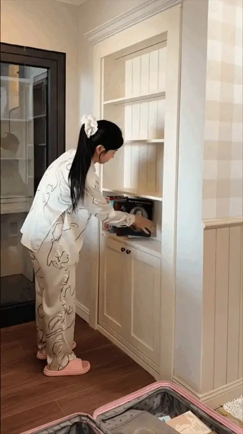 Unveiling Lê Bống's Cozy Minimalist Nook: A Modern Space with Personal Touch